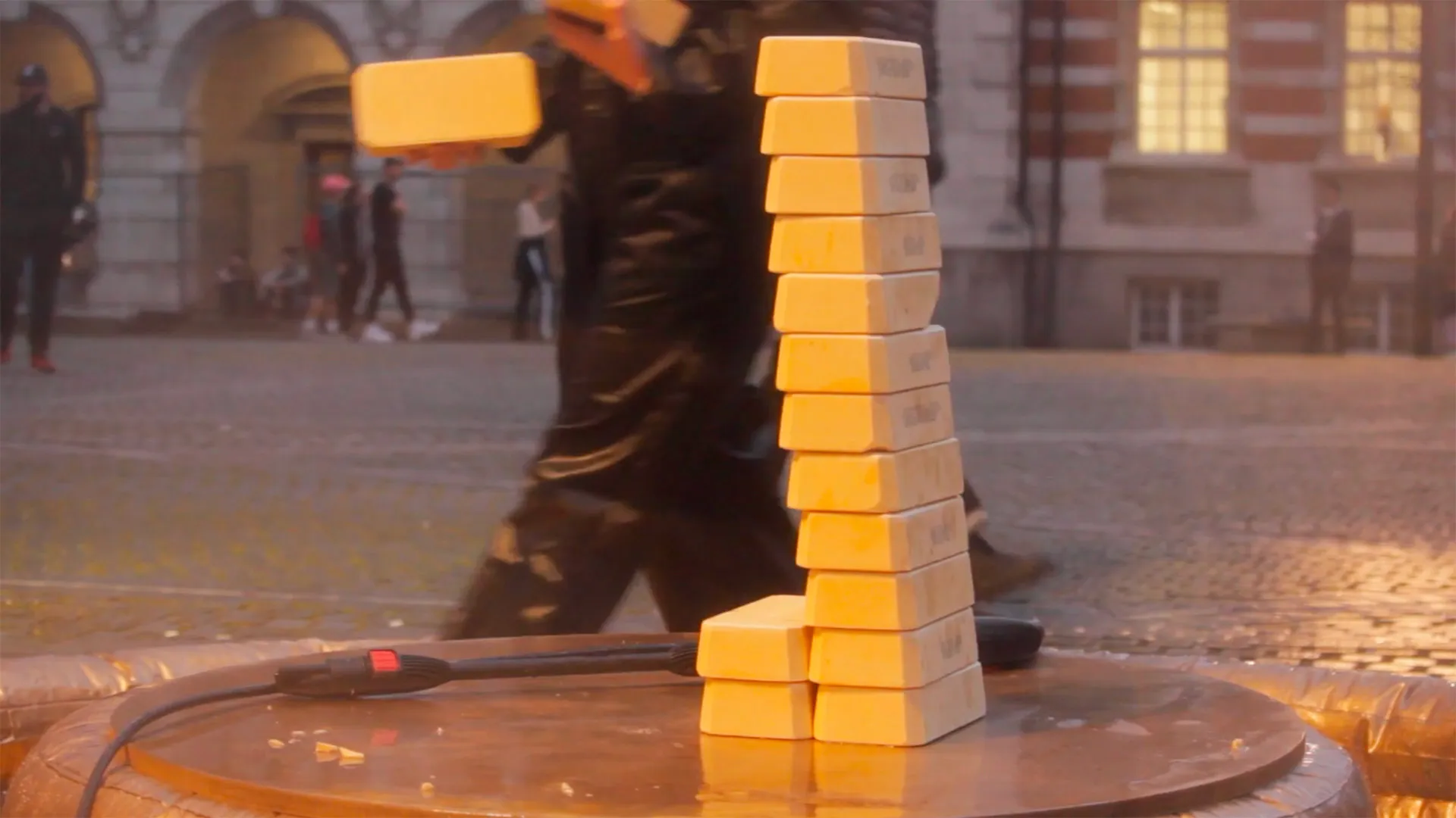 Photo de "Gold Rush", Kärchersis series, performance de Halveig Villand, artiste pluridisciplinaire