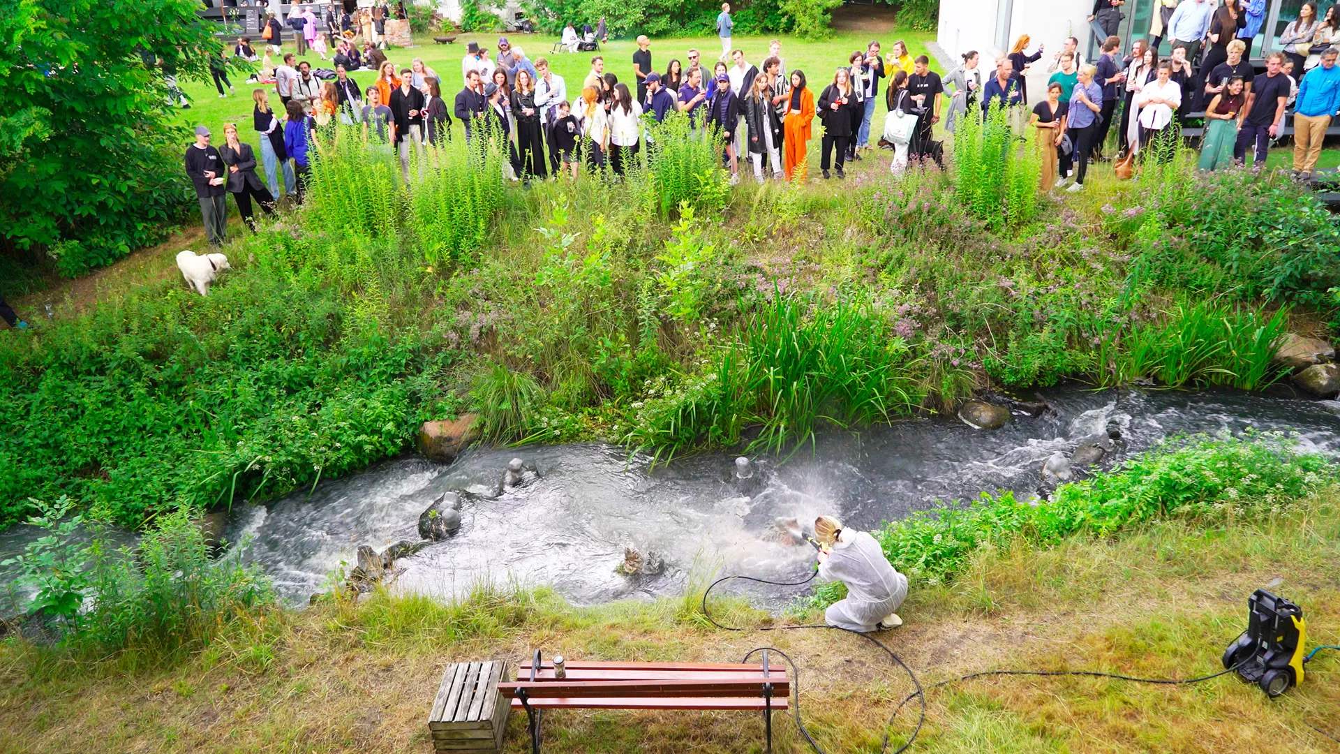 Photo extraite de "Métamorphisme", Kärchersis series, performance de Halveig Villand, artiste pluridisciplinaire