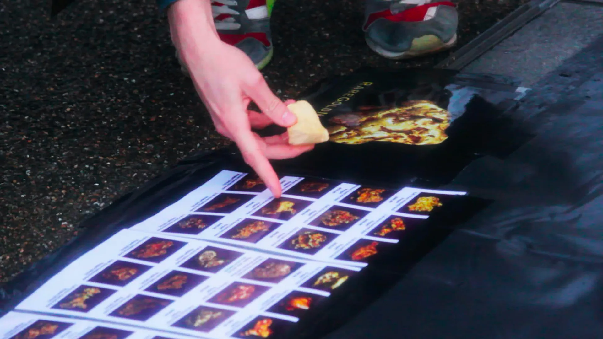 Photo de "Gold Rush", Kärchersis series, performance de Halveig Villand, artiste pluridisciplinaire