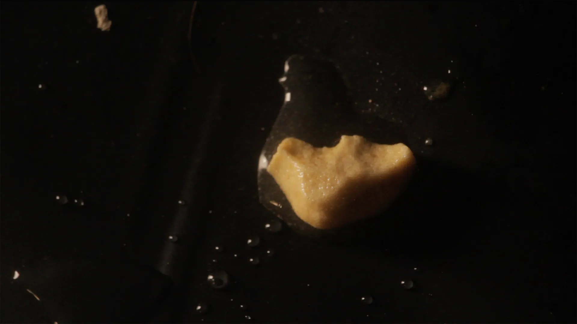 Photo de "Gold Rush", Kärchersis series, performance de Halveig Villand, artiste pluridisciplinaire